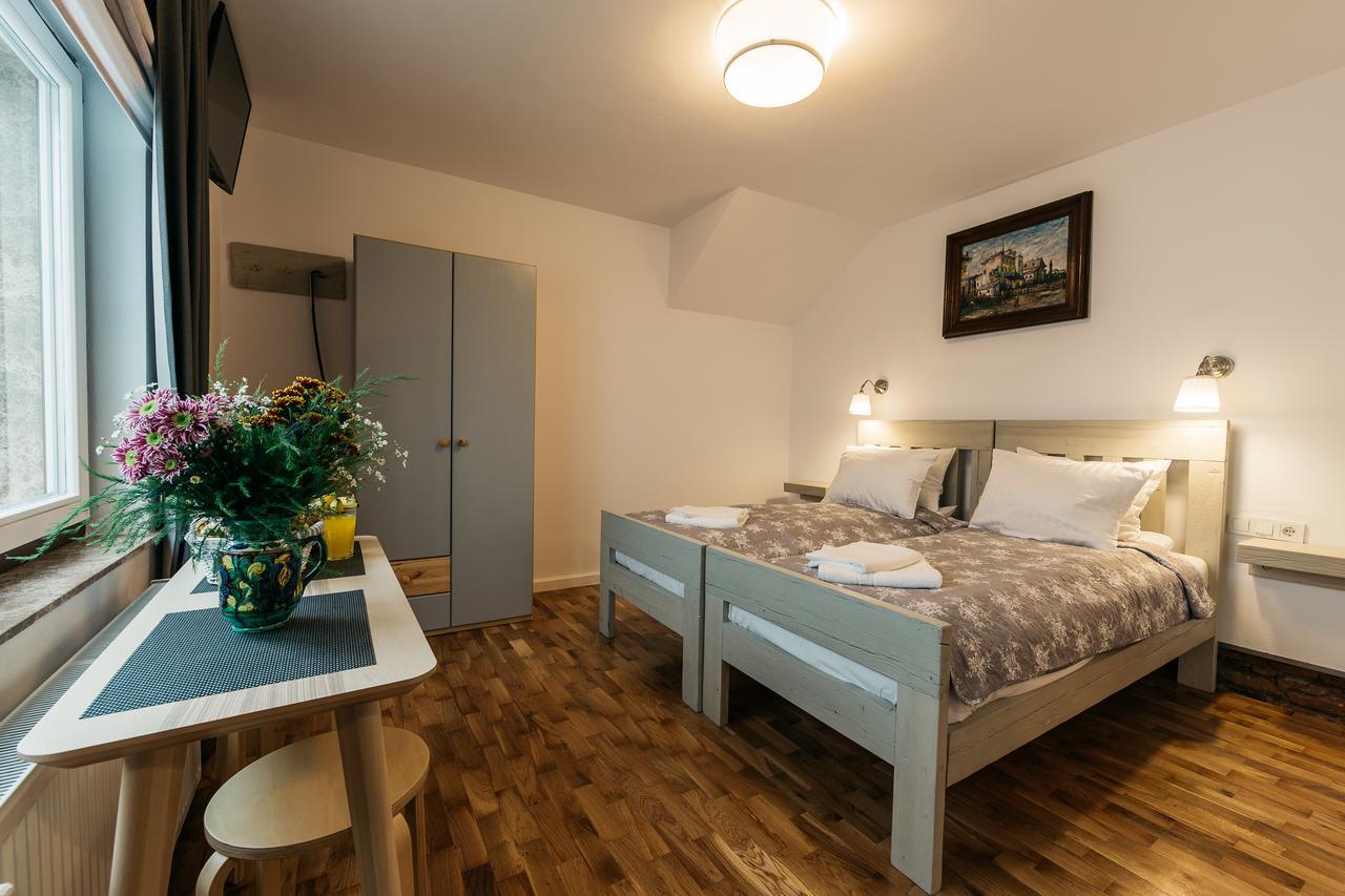 Yellowboot Aparthotel Sibiu Bagian luar foto