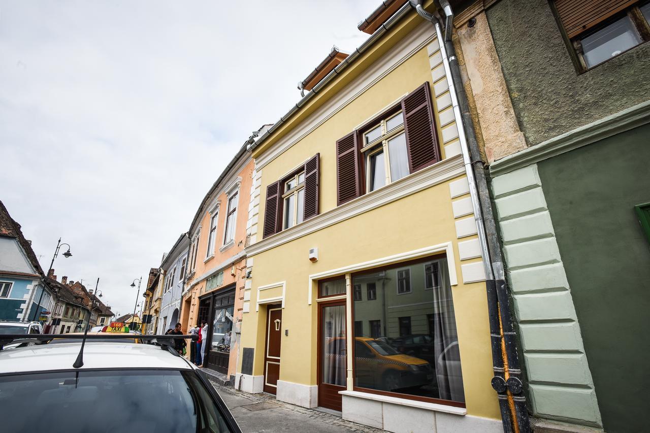 Yellowboot Aparthotel Sibiu Bagian luar foto