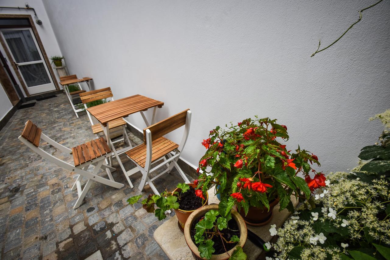 Yellowboot Aparthotel Sibiu Bagian luar foto